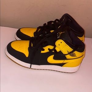 Air Jordan 1 Retro Yellow